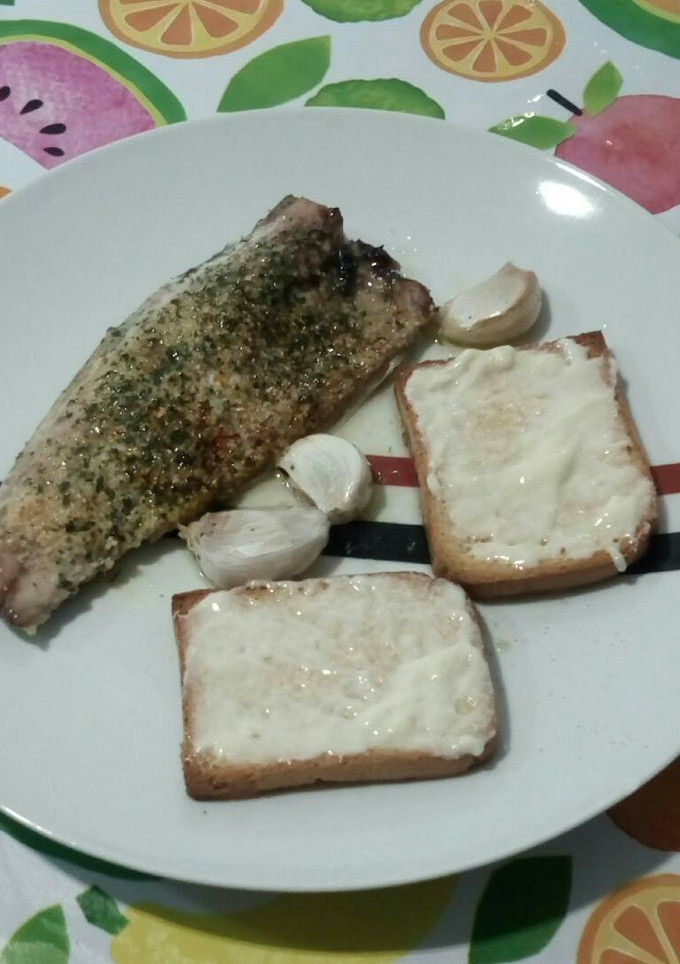Una foto de Caballa al horno con especias y vino blanco