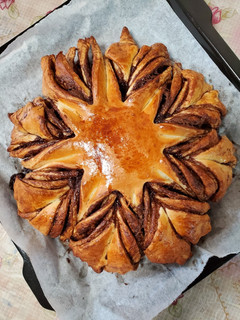 A picture of Nutella star bread.