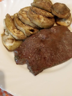 Una foto de Filetes de ternera al ajillo marinado con berenjenas al horno