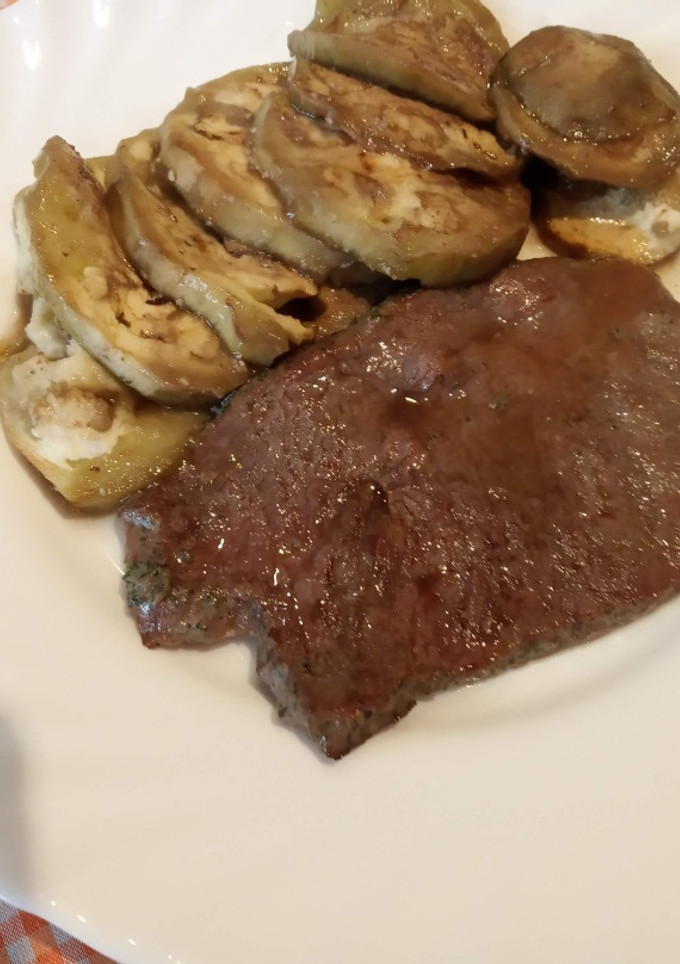 Una foto de Filetes de ternera al ajillo marinado con berenjenas al horno