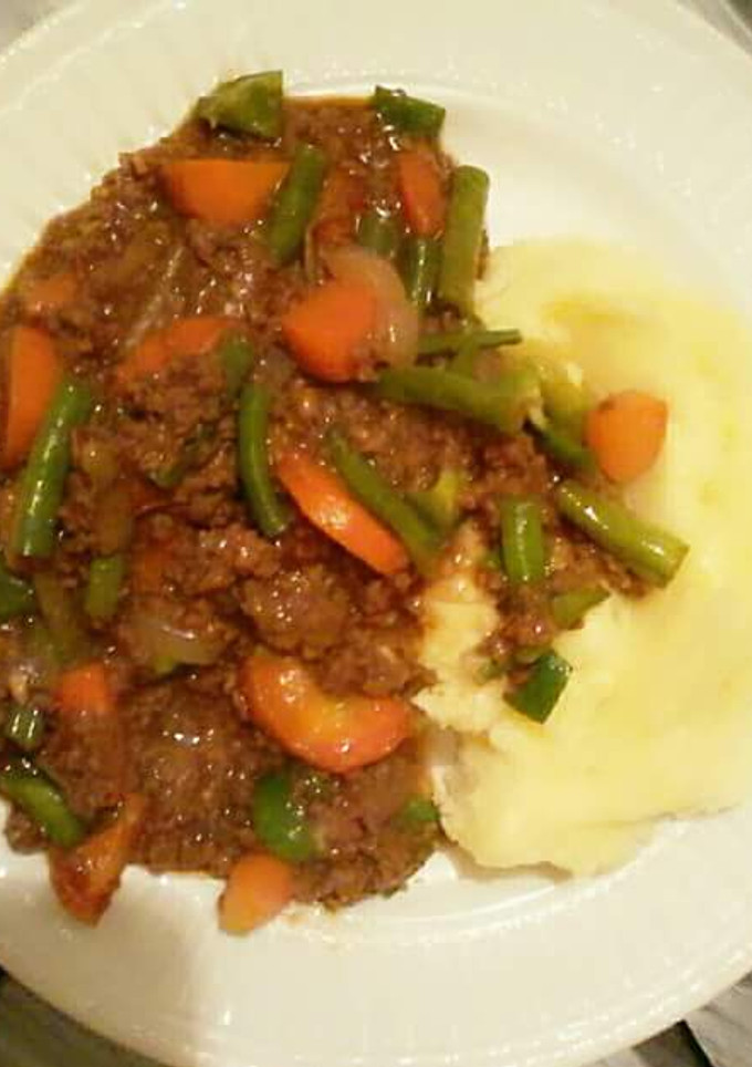 A picture of Minced meat with mashed potatoes.