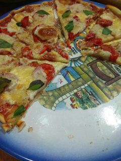 Фото 🍕Вкусная сырная пицца 🍕👌☘🧀🍅🧀🍀.