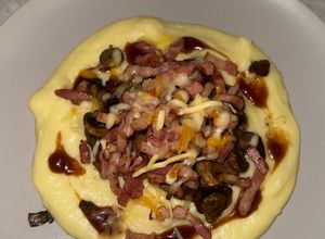 Una foto de Puré de patatas con bacon y champis