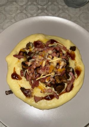 Una foto de Puré de patatas con bacon y champis