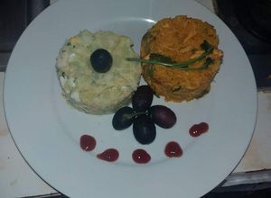 Una foto de Arroz con pollo estilo gourmet ensalada blanca salsa de yogurt
