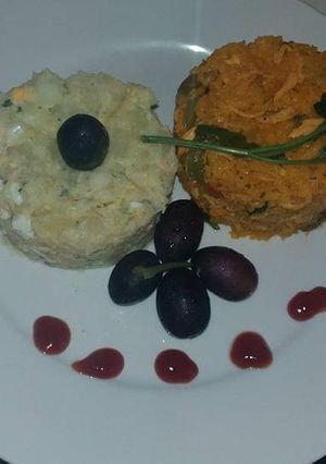 Una foto de Arroz con pollo estilo gourmet ensalada blanca salsa de yogurt