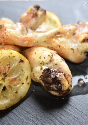 Foto di RICETTA SEMPLICE PER UN POLLO AL LIMONE, COTTO AL FORNO, MORBIDO E SUCCULENTO