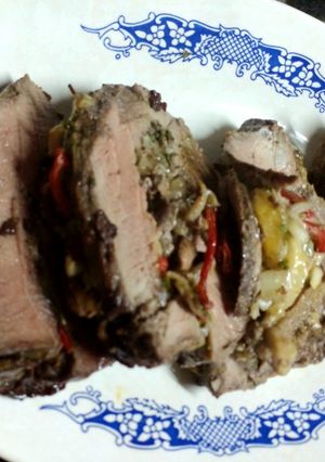 Una foto de Carne rellena de vegetales y algo más 😉