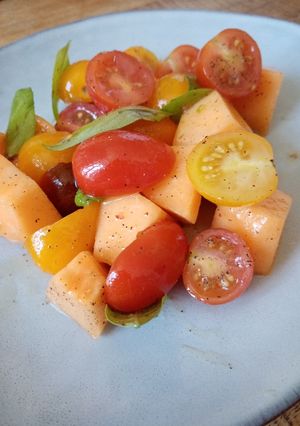 Une photo de Salade au melon, tomates cerises et basilic
