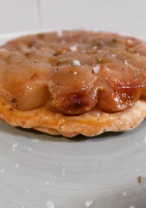 Una foto de Tatin de cebollitas francesas