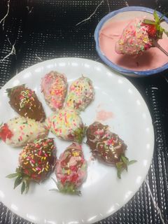 Una foto de Fresas cubiertas de Chocolate tres sabores