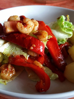 Una foto de Ensalada tibia de Primavera con Gambas