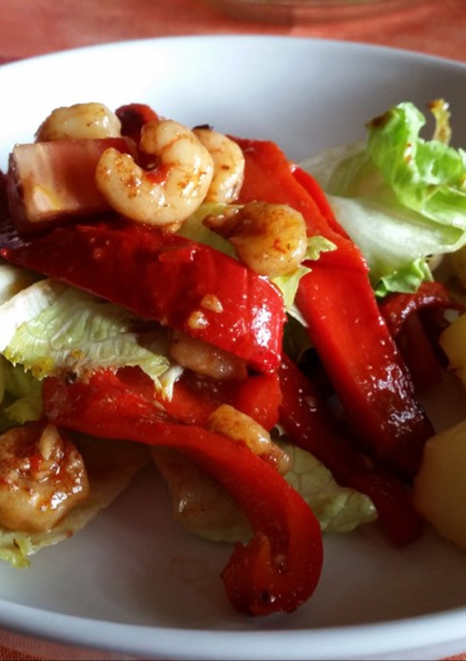 Una foto de Ensalada tibia de Primavera con Gambas