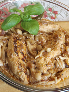 Una foto de Solomillos de pollo con setas shimeji