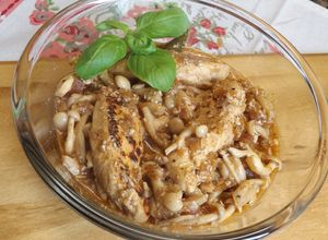 Una foto de Solomillos de pollo con setas shimeji