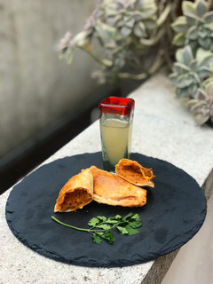 Una foto de Empanadillas de ropa vieja y chupito de cocido