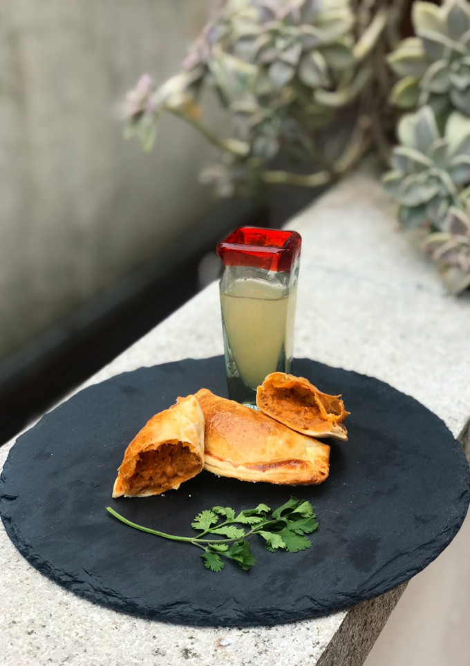 Una foto de Empanadillas de ropa vieja y chupito de cocido