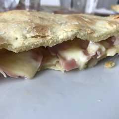 Foto di Schiacciata veloce prosciutto cotto e Scamorza (senza lievito)