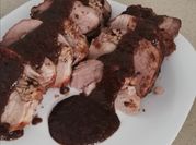 Una foto de lomo en salsa de ciruela