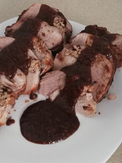 Una foto de Lomo mechado en salsa de ciruela
