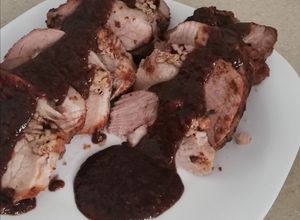 Una foto de Lomo mechado en salsa de ciruela