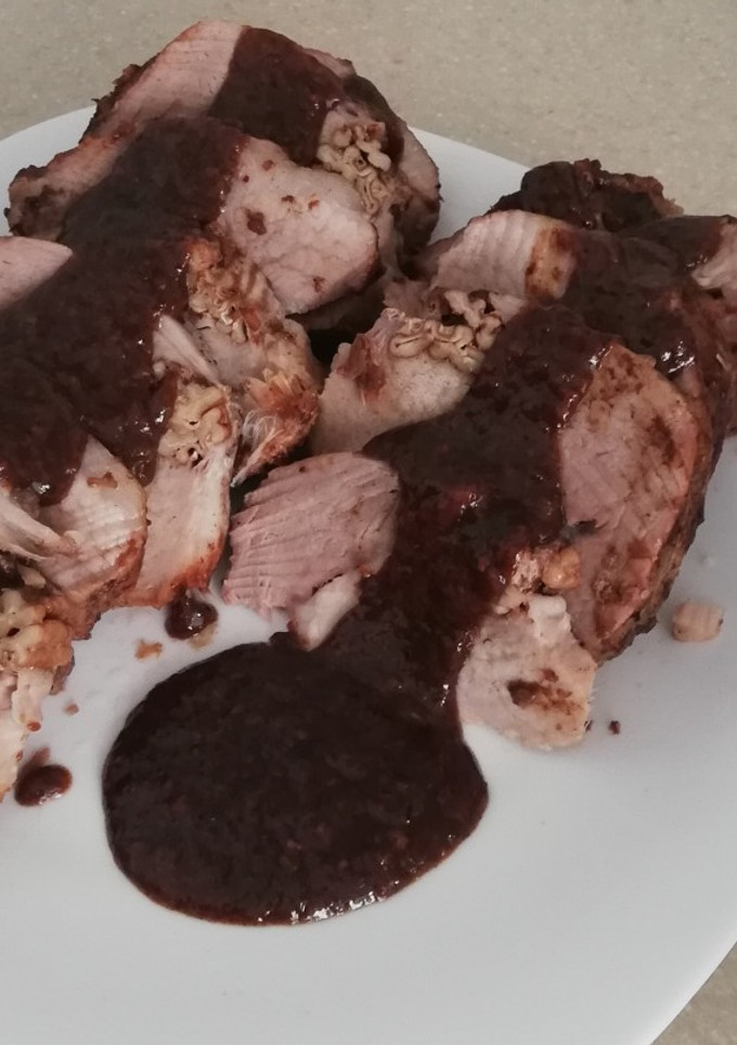 Una foto de Lomo mechado en salsa de ciruela