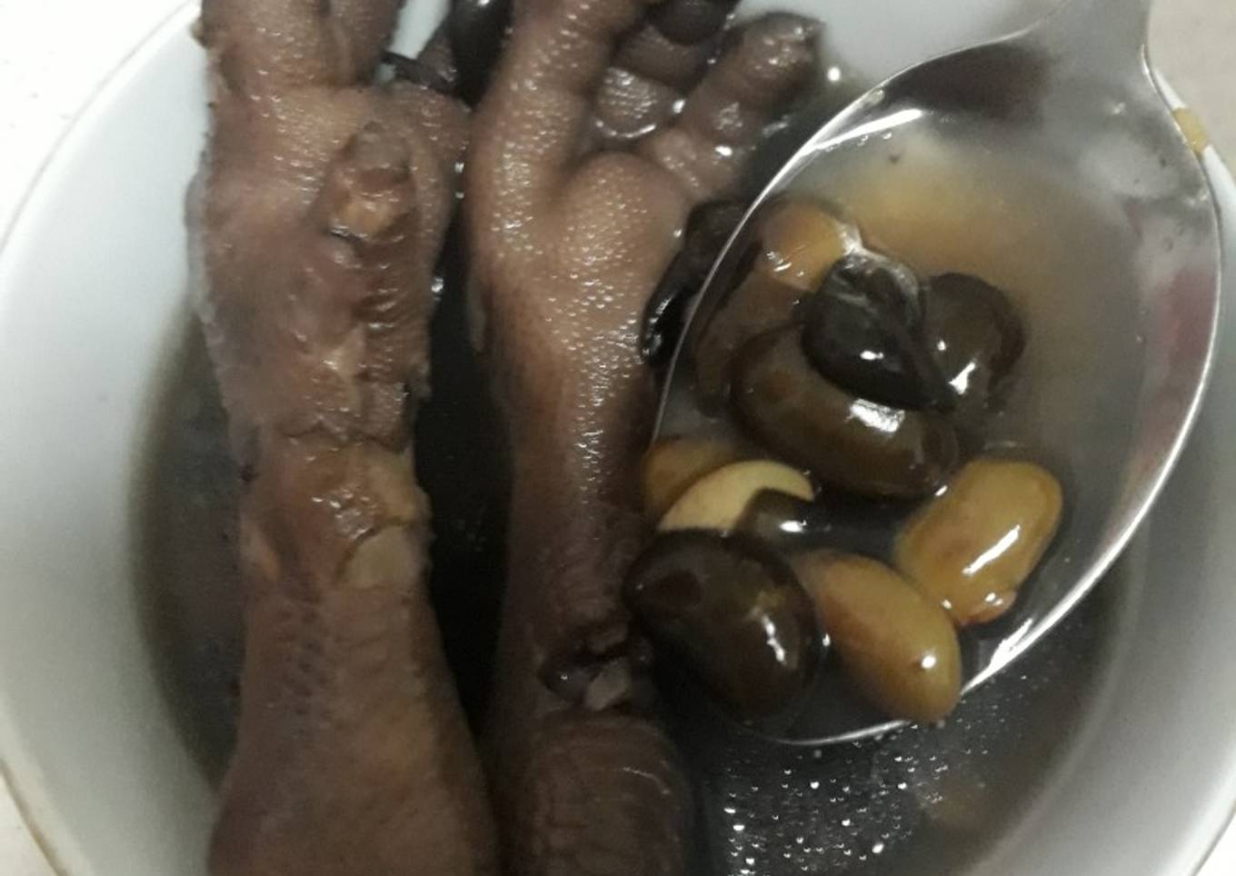 Sup kaki ayam dan kacang kedelai hitam