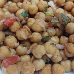 A picture of Chana chaat plate.