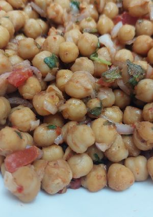 A picture of Chana chaat plate.