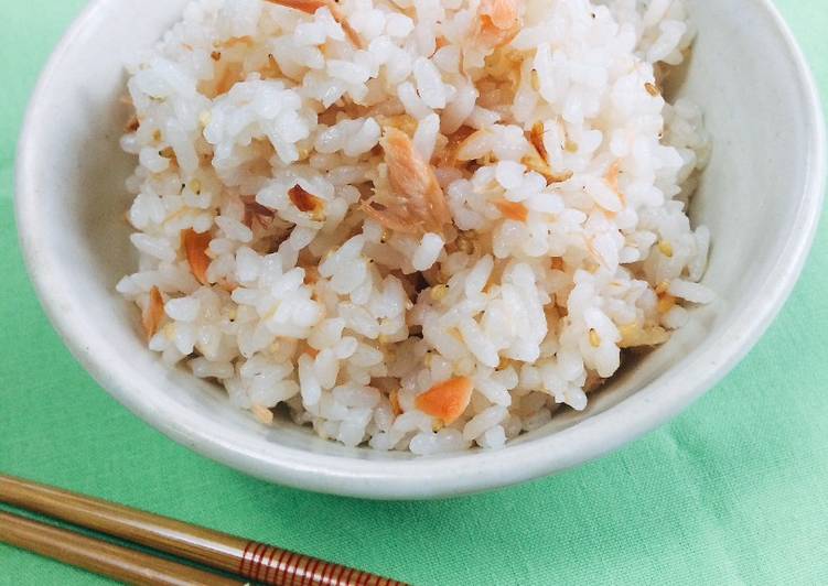 How to Make Tasty Cooked Rice mixed with Grilled Salmon