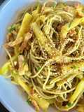Spaghetti sautés aux lardons & courgettes au curcuma