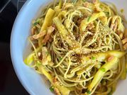Une photo de courgette lardon