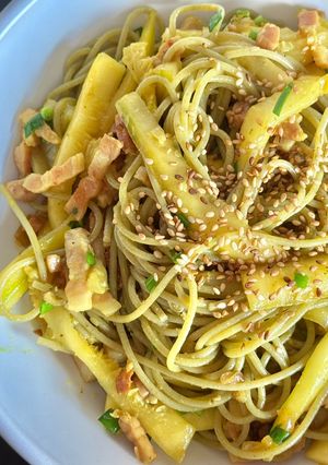 Une photo de Spaghetti sautés aux lardons & courgettes au curcuma