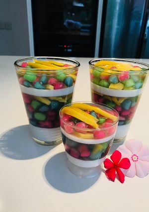 A picture of Coconut Jelly with Ruby Water Chestnuts (Woon Kati Tub Tim Grob).