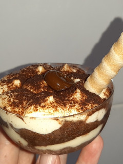 Una foto de Tiramisú con bizcocho