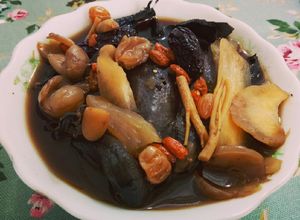 Hình của món Gà ác hầm thuốc bắc.