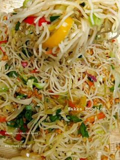 वेज हक्का नूडल्स (Veg hakka noodles recipe in Hindi) रेसिपी मुख्य फोटो
