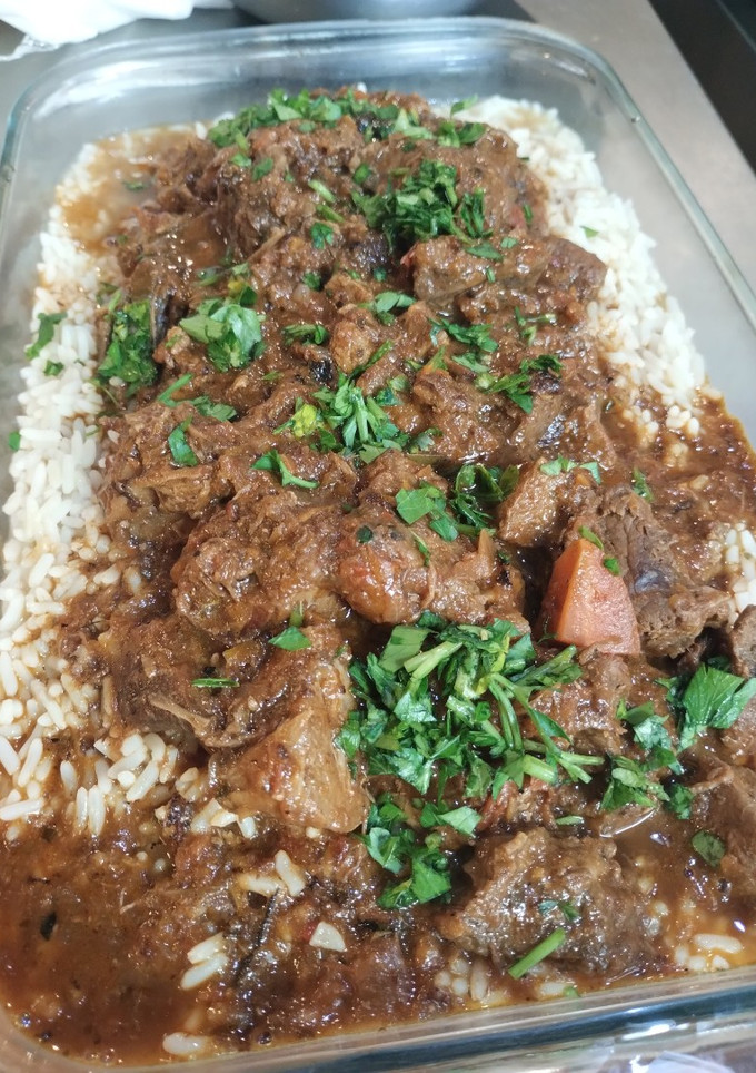 Una foto de Estofado de carne con arroz