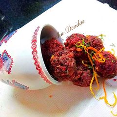 A picture of Beetroot kola urundai.