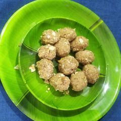 A picture of Gond dryfruits laddu.