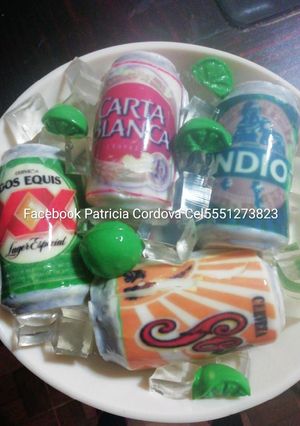 Una foto de Hielera y latas de gelatina rellenas de gansito y durazno