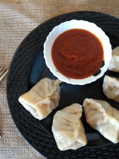 मोमोज विद स्पाइसी रेड चटनी (momos with spicy red chutney recipe in Hindi) रेसिपी मुख्य फोटो