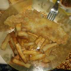 Una foto de Filete de merluza a la romana con fritas crocanti