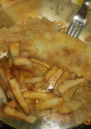 Una foto de Filete de merluza a la romana con fritas crocanti