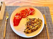 Una foto de tortilla atun con cebollin