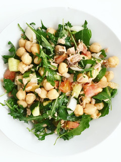 Una foto de Ensalada de garbanzos con rúcula