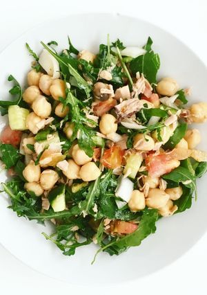Una foto de Ensalada de garbanzos con rúcula
