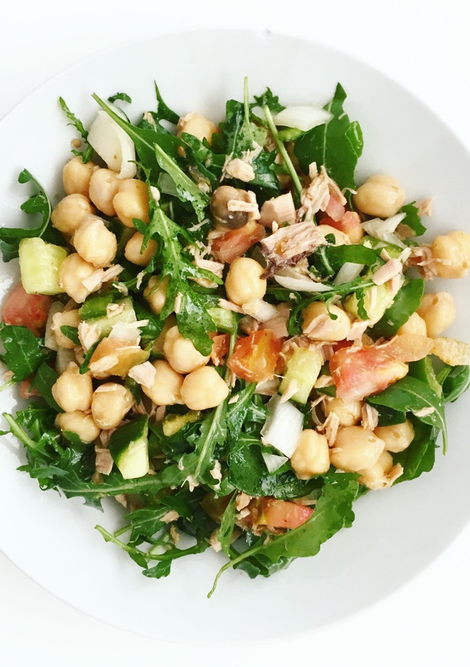 Una foto de Ensalada de garbanzos con rúcula