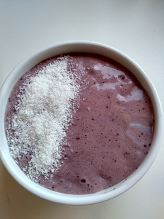 Una foto de Batido de coco y fruta