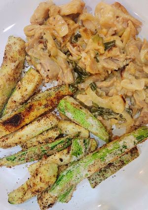 Una foto de Pollo con crema y zucchini 🍽️ (keto)